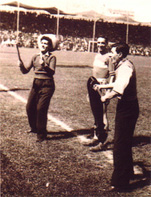 El legendario Jess Martnez Palillo diriga la porra de Jalisco, una de las ms numerosas del pas, en un juego contra el San Lorenzo de 
Almagro de Argentina, 1941